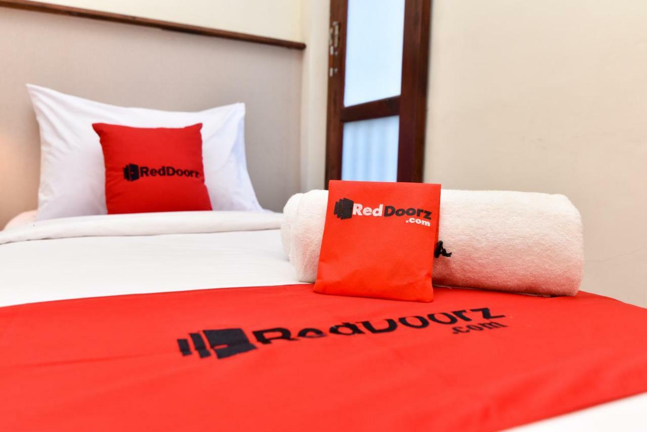 Hotel Reddoorz Near Legian Street Kuta Lombok Exterior foto