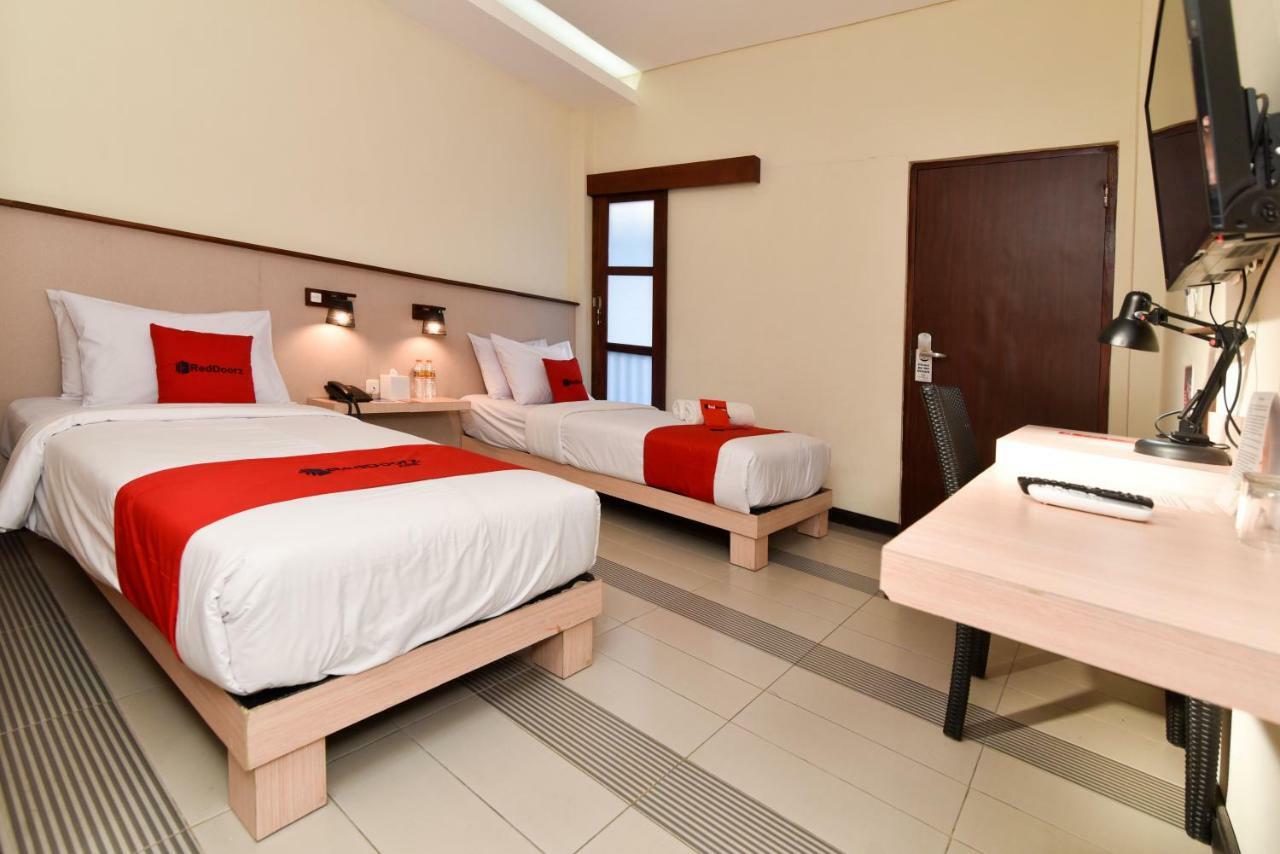 Hotel Reddoorz Near Legian Street Kuta Lombok Exterior foto
